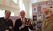 El embajador de España ante la Casa Blanca, Ramón Gil Casares, recibe el reconocimiento de la Academia Norteamericana de la Lengua Española (ANLE), el domingo 8 de junio en DC. Lo acompañan, el presidente de ANLE-Washington, Luis Alberto Ambroggio (izq.) y el director de la ANLE, Gerardo Piña Rosales (der.)
