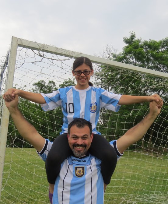 David Mangieri con una de sus dos hijas, Constanza, de 11 años. Su otra hija, Florencia tiene 14 años.