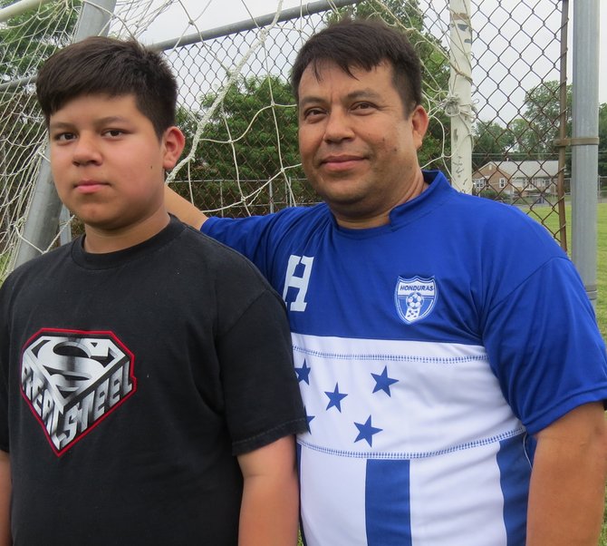 Antonio Chávez de Honduras con su hijo Anthony, de 11 años.