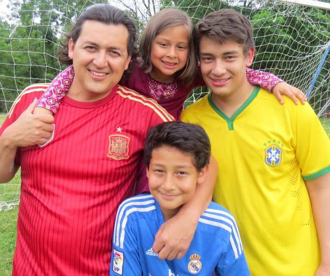 El boliviano Percy Rojas con la camiseta de España, y sus hijos Diego de 17 años; Leo de 12 y Stephanie de 6. Falta su seguda hija, Diana de 13 años.