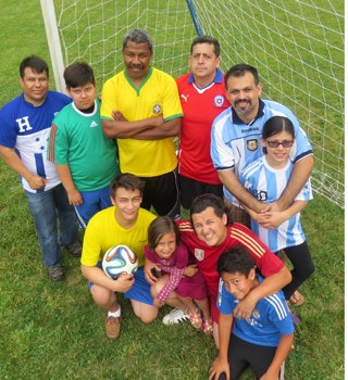 GRUPO. Varios padres con sus hijos lucen la camiseta de sus favoritos, el martes 10 de junio en un cancha de Falls Church, Virginia.