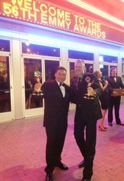 John Gonzalez y Michael Rudd luego de recibir el Emmy.