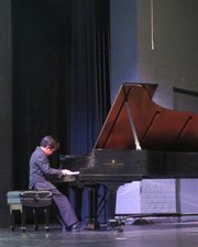 El prodigioso niño pianista Oscar Paz-Suaznabar en el acto de presentación de los becarios del Latino Student Fund, el lunes 9 de junio de 2014 en la Sidwell Friends School de Washington, DC.