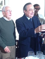 José María Juste Iribarren (detrás) junto al presidente del Real Madrid, Florentino Pérez, quien acudió a la presentación del libro de Jose "Viaje imprevisible" el 8 de febrero de 2014.