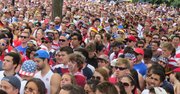 Una multitud se concentró en Dupont Circle, en Washington DC, para ver en pantalla gigante el partido del Mundial de Fútbol entre Alemania y EE.UU., el 26 de junio de 2014. Alemania ganó 1-0 pero EEUU pasó a octavos de final.