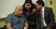 El activista Luis Cardona (izq.) junto al cónsul general de México, Aníbal Gómez Toledo, y Jacky Reyes, de la oficina del concejal de DC Jim Graham, el 25 de julio en la Universidad del Distrito de Columbia durante la reunión sobre la crisis de los niños migrantes.