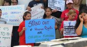 PRESIÓN. Familias participaron el lunes 7 de julio en una manifestación frente a la Casa Blanca en solidaridad con los niños migrantes.