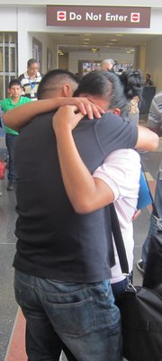 ABRAZO. Una joven guatemalteca llora con su padre, el 12, en el aeropuerto Reagan. Ella es uno de los menores de la frontera.