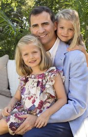 PADRE. Don Felipe con sus dos hijas, la princesa Leonor y la infanta Sofía.