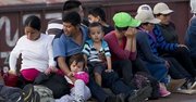 En esta fotografía tomada el 12 de julio de 2014, inmigrantes centroamericanos viajan a bordo de un tren de carga durante su viaje hacia la frontera de Estados Unidos desde el poblado de Ixtepec, México. El número de familias y niños migrantes que viajan solos, que han sido detenidos por la Patrulla Fronteriza en el Valle del Río Grande de Texas, se ha duplicado en los primeros nueve meses de este año fiscal en comparación con el mismo período del año pasado. (AP Foto/Eduardo Verdugo)
