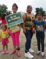 La hondureña Sonia Madrid y la guatemalteca Rosa Pérez, junto a sus hijas, el 22 de julio de 2014 ante la Casa Blanca durante una concentración en favor de los niños migrantes centroamericanos. Ambas mujeres llevan grilletes de Inmigración en sus tobillos.