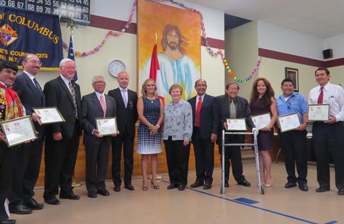 RECONOCIMIENTOS. Representantes de la comunidad peruana en Nueva York, Nueva Jersey y DC recibieron premios, incluyendo el periodista de El Tiempo Latino, Santiago D. Távara (der).