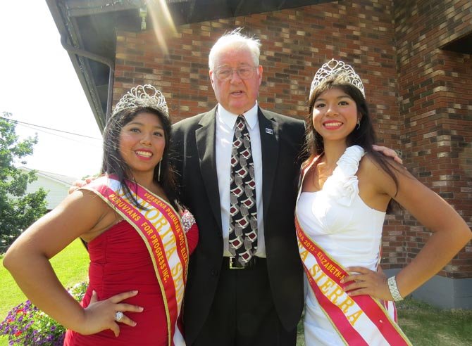 El supervisor (alcalde) de la ciudad de Perú en NY, Peter Glushko, y dos representantes de la cultura peruana.