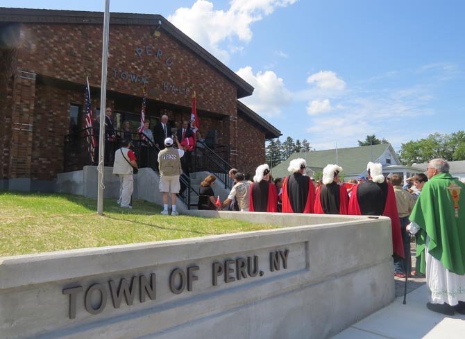 Entrada de la municipalidad del "Town" de Perú, NY. 
