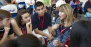EJEMPLO. Elizabeth Oliver-Farrow, de The Oliver Group, habla con los estudiantes.
