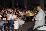 El Sheriff Steve Tompkins compartiendo con los jóvenes de la Iniciativa de Empleo de verano de la Colaborativa de Chelsea.