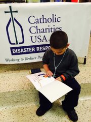 LEE. Un niño en un centro de Catholic Charities de Texas.