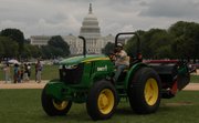 ATRACCIÓN. Chávez dice que los turistas se toman fotos con su tractor.