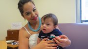 PACIENTE. La mexicana Vanessa Magaña, de DC con su bebé Alexis. 