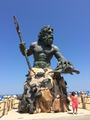 La estatua del dios Neptuno, protector de las aguas y los mares, embellece el extenso malecón de Virginia Beach.