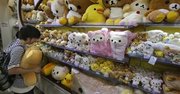 Una mujer observa diversas versiones del personaje Rilakkuma ("oso relajado") en la juguetería Kiddy Land en Tokio, el domingo 31 de agosto de 2014. (Foto AP/Shizuo Kambayashi)