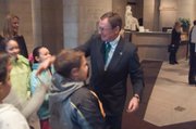 Roger Malcolm eliminó el costo de la entrada del museo para niños y jóvenes menores de 17 años.