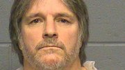 Joseph B. Hennessey, de 53 años, de Salem, Nueva Hampshire, fue detenido en Arlington, y acusado de alterar el orden público y grabar en video a una persona desnuda desprevenido.