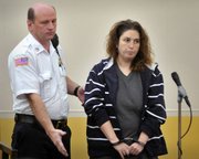 Erika Murray es escoltada a la sala de audiencia por un oficial de la corte, para su comparecencia en el Tribunal de Distrito de Uxbridge en Uxbridge, Massachusetts, el 12 de septiembre.