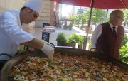 El chef Javier Romero durante el Festival anual de la Paella, a las puertas del restaurante Taberna del Alabardero en Washington, DC. Cada verano, el restaurante saca la paella a la calle para su degustación.