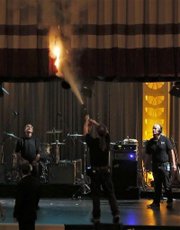Un pequeño incendio quemó parte del telón al final de la ceremonia de los Premios a la Herencia Hispana, el jueves 18 de septiembre del 2014 en el Teatro Warner, en Washington. Al final todo fue un susto y la ceremonia de los premios todo un éxito.