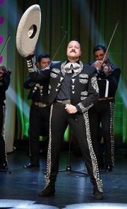 Pepe Aguilar canta durante los Premios de Herencia Hispana en el Warner Theater, Washington, el jueves, 18 de septiembre del 2014. (Foto AP/Alex Brandon)
