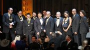 Los agasajados en la ceremonia de los Premio a la Herencia Hispana posan con José Antonio Tijerino, quinto de izquierda a derecha, presidente y director ejecutivo de la Fundación Herencia Hispana, el jueves 18 de septiembre del 2014 en el Teatro Warner en Washington. (AP Foto/Alex Brandon)