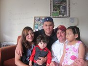 RECIÉN LLEGADO. Brandon con su mamá Trinididad Ramírez, papá Julio Terriquez y hermanitos Chally y Aury, en junio cuando empezó a conocerlos.