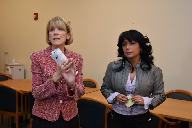 Martha Coakley recibió un tour por las instalaciones de La Colaborativa de Chelsea, a cargo de Gladys Vega, su presidenta.