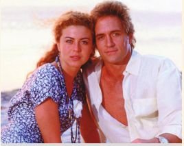 “Café, con aroma de mujer”. (1994). La historia de Gaviota i Sebastían paralizó al país con su romance y permitió conocer un poco más de la cultura cafetera.