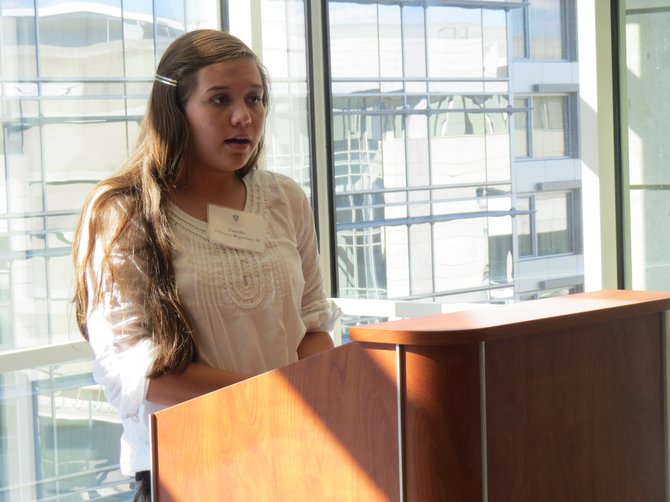 La joven paraguaya Camila Villagra Riquelme expuso su experiencia como estudiante de la National Cathedral School durante la Feria de Escuelas Privadas, el 5 de octubre de 2014 en el Washington Convention Center de Washington, DC.