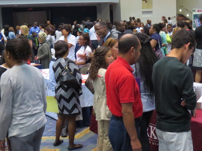 Miles de personas de las comunidades latina y afroamericana asistieron a la Feria de Escuelas Privadas el domingo 5 de octubre de 2014.