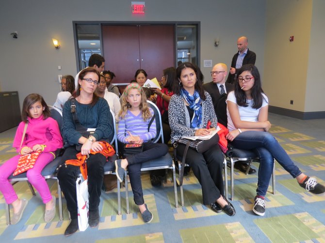 Padres y niños latinos que asistieron a uno de los talleres informativos del Latino Student Fund en la Feria de Escuelas Privadas realizada el domingo 5 de octubre de 2014 en el Washington Convention Center de Washington, DC.