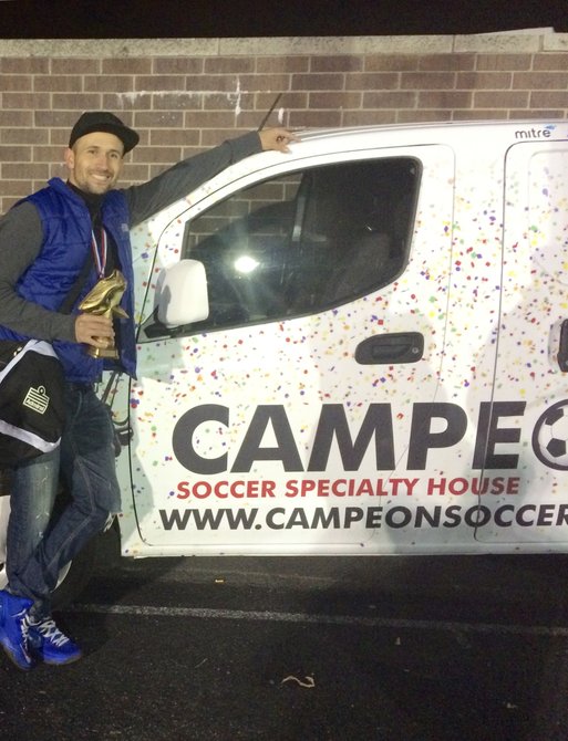  Jugador más valioso del torneo (MVP), Junior Da Silva junto con Campeón Soccer Van