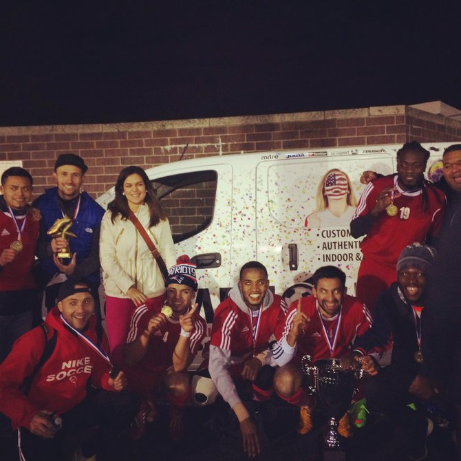  Atlético Balboa celebrando su triunfo junto con Campeón Soccer