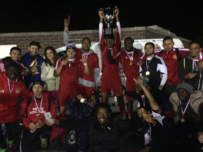  Los ganadores, Atlético Balboa levantando la copa patrocinada por Campeón Soccer