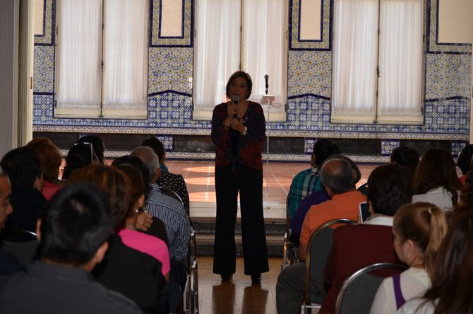 Claudia Campos se dirige a la audiencia en el Instituto Cultural Mexicano, de DC, durante el evento "Amor, antídoto contra la violencia" del 18 de octubre, en el marco del Mes de Prevención de la Violencia de Género.