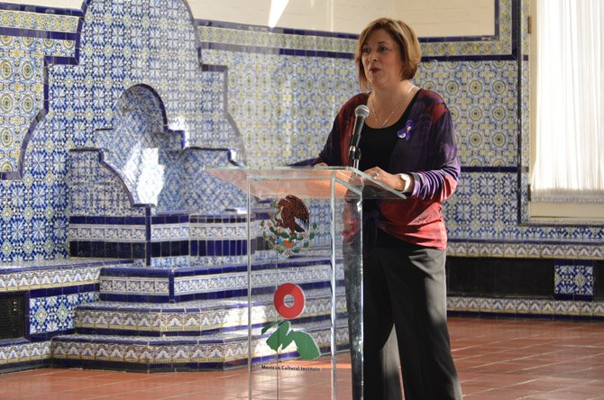 Claudia Campos se dirige a la audiencia en el Instituto Cultural Mexicano, de DC, durante el evento "Amor, antídoto contra la violencia" del 18 de octubre, en el marco del Mes de Prevención de la Violencia de Género.