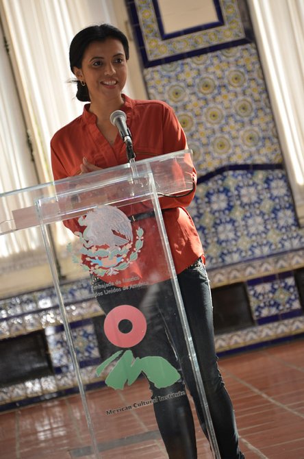Marisol Flamenco de VIP se dirige a la audiencia en el Instituto Cultural Mexicano, de DC, durante el evento "Amor, antídoto contra la violencia" del 18 de octubre, en el marco del Mes de Prevención de la Violencia de Género.