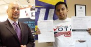 DEBER. El director de NALEO (Izq.), Arturo Vargas, urgió la participación. JÓVENES. El dreamer Cristian Ávila anima a los electores en Arizona.