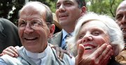 El sacerdote Alejandro Solalinde abraza a la escritora Elena Poniatowska en una manifestación en Ciudad de México, el 23 de octubre, para reclamarle al Gobierno mexicano por la desaparición de 43 estudiantes en el municipio de Iguala