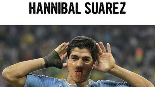 Suárez, el jugador uruguayo conocido por morder a sus compañeros de juego, puede servir también de inspiración para un disfraz. Lo que necesitas es su camiseta y un bozal.