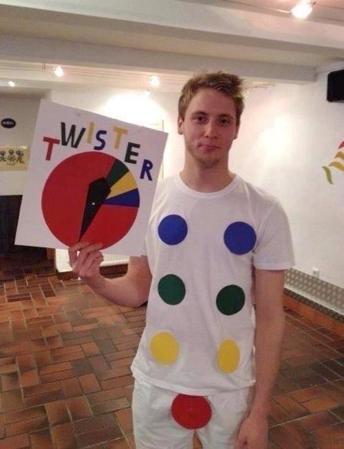 ¿Alguna vez jugaste Twister? Cuidado donde pones la mano!