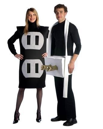 Con telas negras, pintura blanca y cartulina podrás hacer este disfraz de pareja.