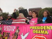 MANIFESTACIÓN. Un grupo de madres en el parque Lafayette, el lunes 3, al iniciar el ayuno indefinido. 
